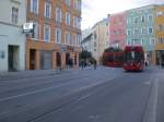 strasenbahn-innsbruck Die neue Tram biegt aus der Museumstra�e in den Burggraben ein.
23.9.2008