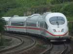 Ein ICE 3 durchf�hrt den Bahnhof Istein in Richtung Karlsruhe ...