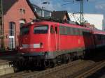 Die Trierer 110295 mit einem RE im Bahnhof V�lklingen/Saar auf ...