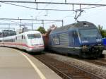 br-401-ice-1-triebkopfe-oder-wagen DB + bls - Ausfahrender ICE im Bahnhof Thun neben G�terzug mit der 465 007-3 am 11.09.2008
