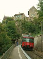rabde-510 Es muss nicht immer das Ch�teau de Chillon sein: Schloss Laufen am Rheinfall bietet eine sch�ne Kulisse f�r den nach Thayngen fahrenden RABDe 12/12. 
18. September 2008