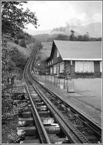 Mount Washington Cog Railway Blick von der Talstation Marshfield Station Richtung Mt.Washington, wo ein Zug langsam den Berg hoch keucht. (03.08.1998)