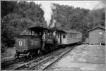 Mount Washington Cog Railway Lok Nr. 9 'Waumbek' schiebt ihren Wagen an den Bahnsteig in Marshfield Station, um Passagiere aufzunehmen, (03.08.1998)