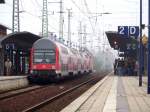 doppelstock-steuerwagen-1-gattung Am Gleis 1 ist gerade eingefahren die RB14 aus Nauen. Rechts sieht man die wartenden Fahrg�ste auf den Fu�ballsonderzug. L�bbenau/Spreewald den 27.09.2008