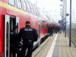 Bahn und Menschen Gro�einsatz der Polizei beim heutigen Fuballsonderzug von Cottbus nach Berlin Charlottenburg. L�bbenau/Spreewald den 27.09.2008