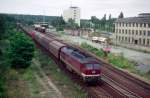 BR 232 mit Zugen Am 9. Juli 1999 faehrt 232 217-0 mit einer Gueterzug aus Loebau und Bautzen an Dresden Industriegelaende vorbei. Im Hintergrund wartet ein DR-V180 auf der Schrotthaendler.