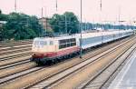 103 242-4 mit Interregio Berlin - Amsterdam wird zur Abfahrt ...