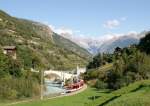 Brig-Visp-Zermatt-Bahn Zug 229 auf der Fahrt nach Zermatt bei Neubr�ck.
(26.09.2008)