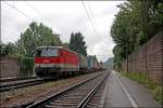 W�hrend im Hotel hinter der L�rmschutzwand noch viele G�ste schlafen, ...