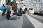 Gro�e Freude am Bahnsteig 13 als unser ICE-TD 380 von ...