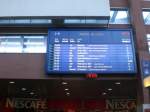 Eine der beiden gro�en Anzeigetafeln im Innsbrucker Hbf, am 28.9.2008 ...