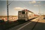 WAB-Lok 56 und der Autozug am Bahnsteig in Mukran im ...