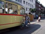 1692 (Letzter Wagen der Linie 712) wird von einem Radfahrer ...