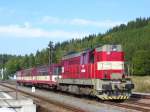 742 343-7 der CD stand als Triebwagenersatz mit 3 Beiwagen ...