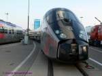 InnoTrans 2008 Der AGV (=Automotrice � Grande Vitesse) von Alstom, hier mit halbge�ffneter Schnauze. 
Im Gegensatz zu den bisherigen TGVs besitzt er keine Triebk�pfe mehr, sondern einen  verteilten Antrieb �ber den ganzen Triebzug (wie der Siemens Velaro). Im Unterschied zu diesem hat der AGV jedoch (wie die bisherigen TGVs) Jakobs-Drehgestelle.

Auch auf mich wirkt das Design gew�hnungsbed�rftig.

Erster Besteller des AGV ist �brigens nicht die SNCF, sondern das private italienische Unternehmen NTV, welches mit diesen Z�gen in Italien privatwirtschaftliche Hochgeschwindigkeitsverbindungen (in Konkurrenz zur FS) anbieten wird.

28.09.2008 INNOTRANS Berlin