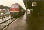 BR 232 mit Zugen 232 501 mit der Regionalbahn nach Kiel im Rostocker Hbf im Januar 1997.