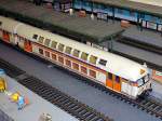 Personenwagen Vitrains 1015, Doppelstock-Wagen-Set der FS in Ursprungs-Lackierung, 1 Steuerwagen, 2 Zwischenwagen, Detailierung gut, Fahreigenschaften, auch auf 360 mm Radius, gut (nach kleinen Eingriff). In Deutschland seit Juni 2008 bei wenigen H�ndlern auf Bestellung erh�ltlich.