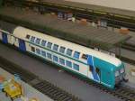 Personenwagen Vitrains 1011, Doppelstock-Wagen-Set der FS in moderner Lackierung, 1 Steuerwagen, 2 Zwischenwagen mit dunkelgrauen D�chern. Detailierung gut, Fahreigenschaften, auch auf 360 mm Radius, gut (nach kleinen Eingriff). In Deutschland seit Juni 2008 bei wenigen H�ndlern auf Bestellung erh�ltlich.