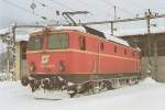 br-1044 Ich will da rein! Denkt sich die 1044 102 am 7. Dezember 1998 in winterlichen Saalfelden vorm T�rl.
