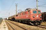 br-1110 Auf der Seite steht die 1110 007 mit ihrem 53135 auf der Fahrt von Salzburg nach Wien hier am 12. August 1998 im, mittlerwile umgebauten, Bahnhof Asten-St.Florian.