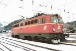 br-1142 1142 623 wartet am Montag, den 7. Dezember 1998 in Schwarzach-St.Veit auf die n�chsten Vorspann/Schiebeleistungen �ber den Tauern.
Die Lok hat immer noch diese Lackierung.