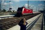 bergen-rugen Auch meine Nichte mit ihren damaligen 4 Jahren(!) und Ausgestattet mit einer Fotokamera interessierte sich schon Fr�h f�r das Fotografieren von Eisenbahnen.Aufgenommen im September 2004 in Bergen/R�gen.