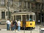 mailand-milano-strasenbahn Wildes Treiben und viel Verkehr bestimmt die Innenstadt von Mailand, wie auch hier mit einigen Menschen und Strassenbahnen. (05.09.2008)