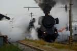 br-52 52.4984 'Eberhard' mit R 16298 von Wien Suedbahnhof nach Ernstbrunn (Nostalgiesonderverkehr) beim kraftvollen Start in Korneuburg.
Das Foto entstand am 28.09.2008.
