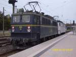 Gemeinsam stehen am Abend vom 10.10.2008 die beiden WAB-Loks 51 ...