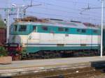 E 424 vor einem Regionalzug wartet auf Ausfahrt.
Aufnahme vom 18.11.2004 ...