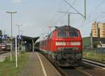 218 490-1 durchf�hrt am 7.08.2008 mit einem RE den Bahnhof ...