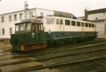 Akkuschleppfahrzeug 107 und die Hamburger 110 379 im M�rz 1999 ...