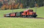 Das Seetalkrokodil De 6/6 15301 f�hrt mit einem historischen Zug ...