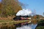 57 2770 mit G�terzug am 18.10.2008 am Alzkanal bei Trostberg ...