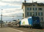 BLS in Villeneuve: die Re 185 525-3 mit eine Autozug ...