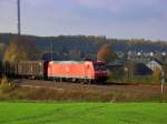 185 008-0 mit einem G�terzug bei Hilbersdorf, 24.10.08  ...