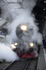 Hier die 52 8055 beim dampf ablas vor der weiterfahrt ...