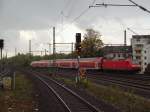 146 017 schiebt den RE 5 Emmerich - Koblenz Hbf ...