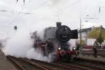 52 6106 mit einem Sonderzug bei der Abfahrt in Solingen ...