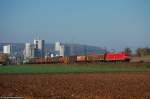 185 338 zieht zur Mittagszeit des 25.10.08 einen gemischten G�terzug ...