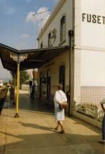 fuseta-moncarapacho-algarve Fuseta/Algarve, 17.06.1988, ein Triebzug BR 0600 erreicht in K�rze den Bahnhof Fuseta-Moncarapacho zur Weiterfahrt in Richtung Faro (Foto eingescannt)