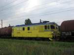 ST43 060DA-2186 f�hrt zwischen den Wagen in der Mitte des Zuges am 18.07.2008 durch Zawiercie.