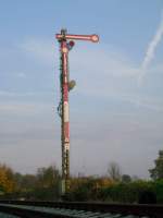 Eine Aufnahme vom 29.10.2008. Das alte Einfahrtssignal von der Strecke ...