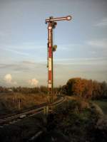 Formsignale Eine Aufnahme vom 29.10.2008. Das alte Einfahrtssignal von der Strecke Heinsberg-Lindern. Heute wird es nurnoch mit m�ndlichem Auftrag �berfahren. Aufnahme leicht veraltert.