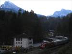 bayern �BB 1116 186 f�hrt am sp�ten Nachmittag des 26.10.2008 vor der Kulisse des Watzmann mit dem von Hamburg kommenden IC/RE 2083 in Berchtesgaden ein.
