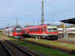 br-628-----928--629 W�hrend �BB 4023 010 auf neuen Einsatz wartet, kommt RB 27084 Salzburg - Landshut mit DB 628 580 am Zugende vorbeigefahren und im Hintergrund steht ein ICE-T (vielleicht wegen der aktuell angeordneten �berpr�fungen vor�bergehend aus dem Verkehr gezogen?); Freilassing, 27.10.2008
