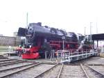 82 8029-2 auf der Drehscheibe vor dem Haus 1 im ...