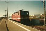 mukran Im Mai 1999 kommt 143 010 mit dem Interregio aus Berlin Lichtenberg im F�hrhafen Mukran an.Der Interregio bringt noch einen Kurswagen nach Malm� C.mit.