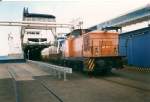 mukran 345 112 rangiert im Juli 1998 im F�hrhafen Mukran G�terwagen auf das F�hrschiff 'Trelleborg'.