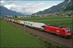 br-1216 1216 016 (E190 016) (9181 1216 016-6) h�ngt am Zugschluss der RoLa. Unweit von Schwaz wird der Zug auf den Chip gebannt. (08.07.2008)
